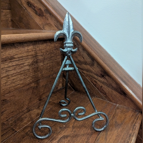 Vintage Fleur De Lis Antiqued Metal Plate Holder, Photo Easel Holder - Picture 7 of 7